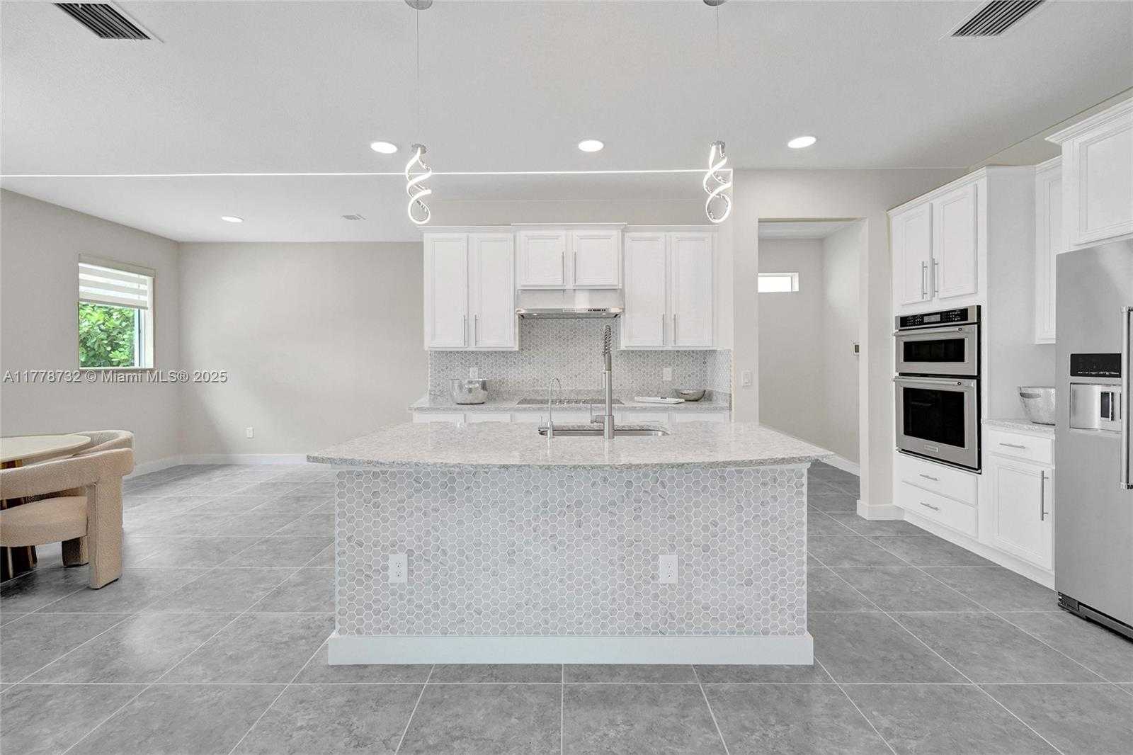 Small Image of 1348 SILK OAK DR, Hollywood Number 16