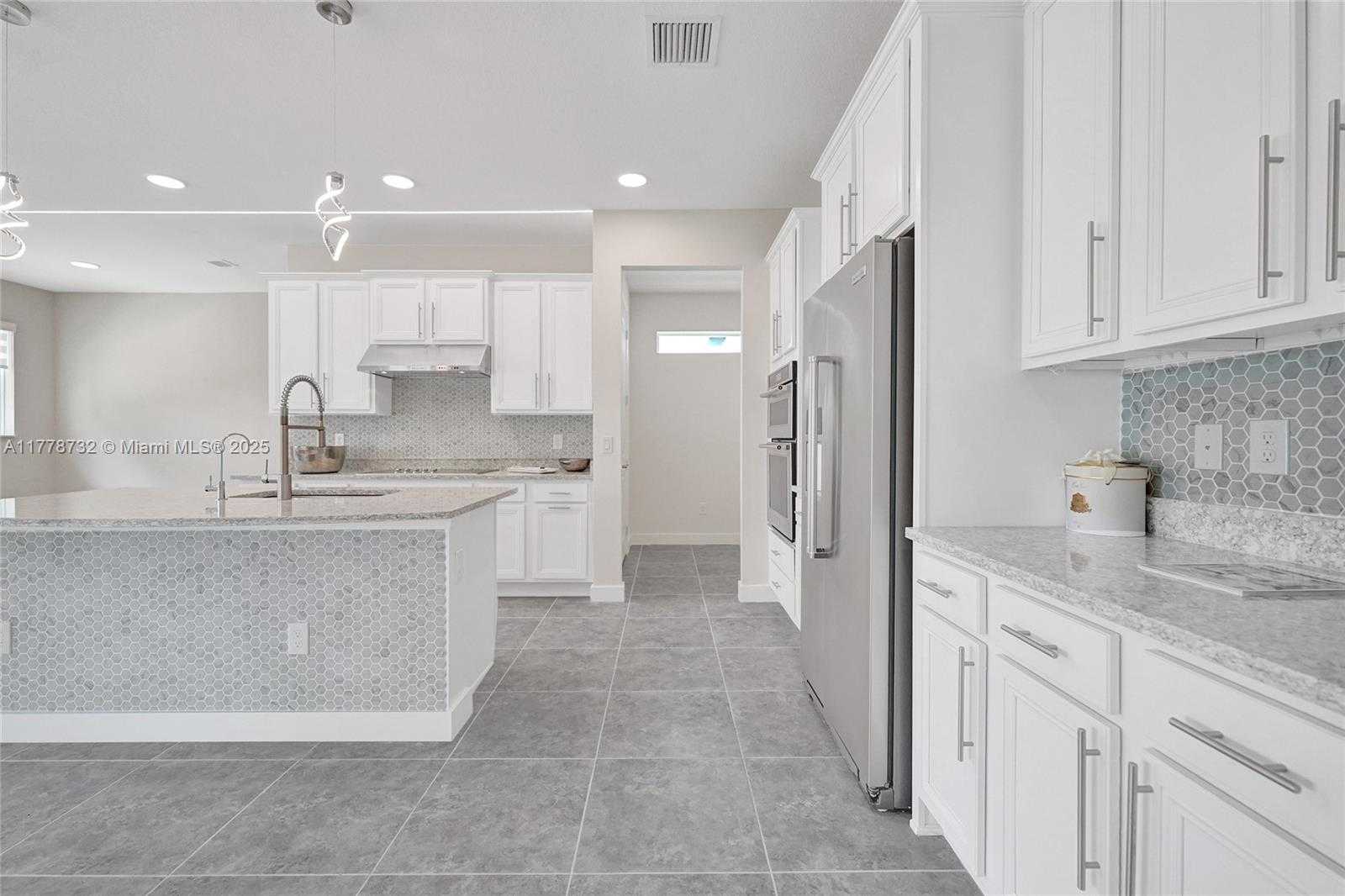 Small Image of 1348 SILK OAK DR, Hollywood Number 17