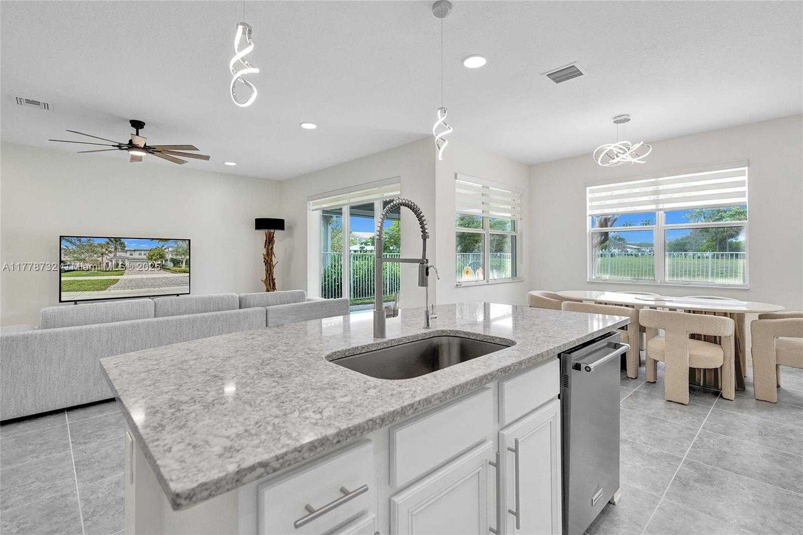 Small Image of 1348 SILK OAK DR, Hollywood Number 23