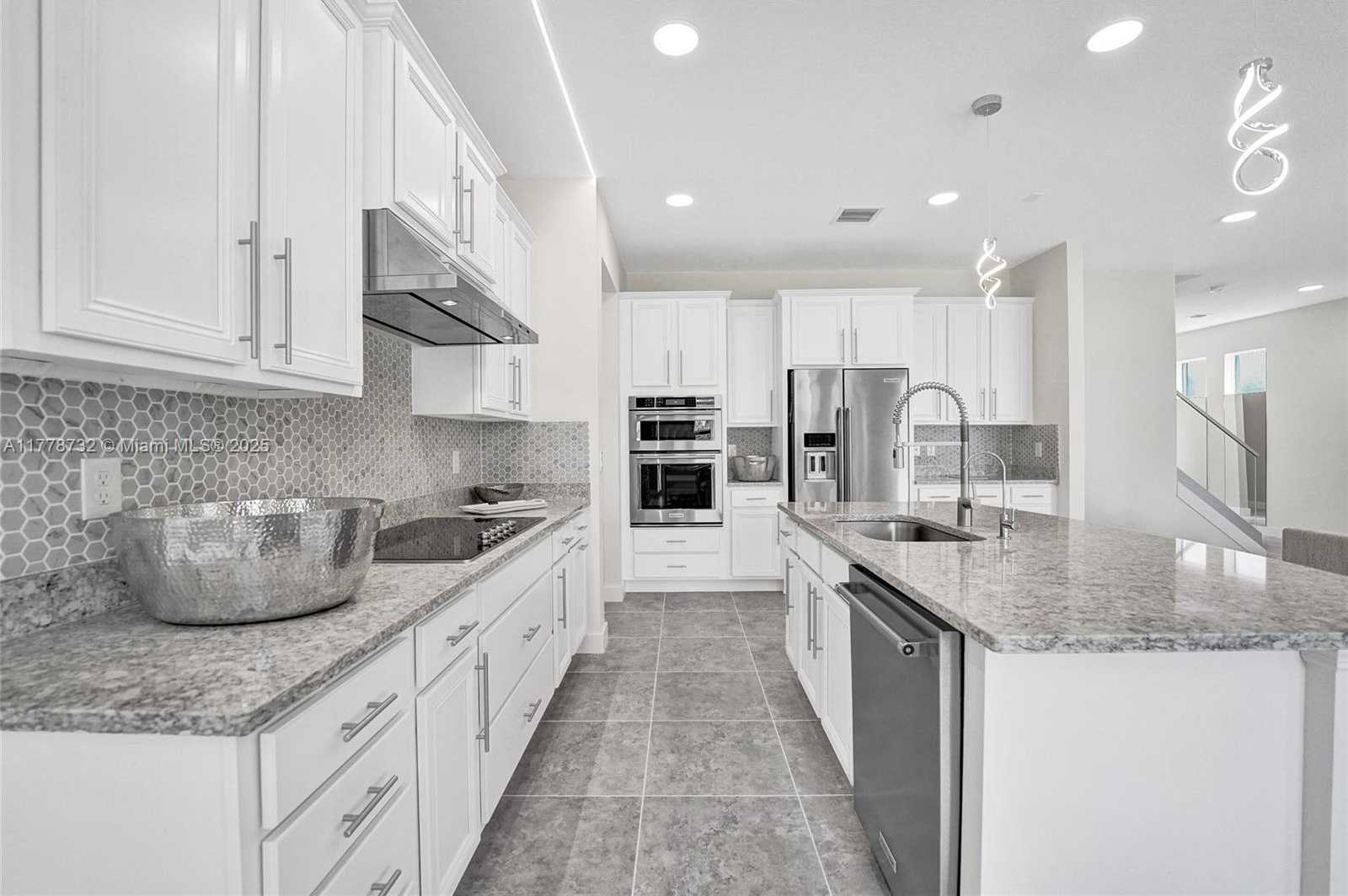 Small Image of 1348 SILK OAK DR, Hollywood Number 24