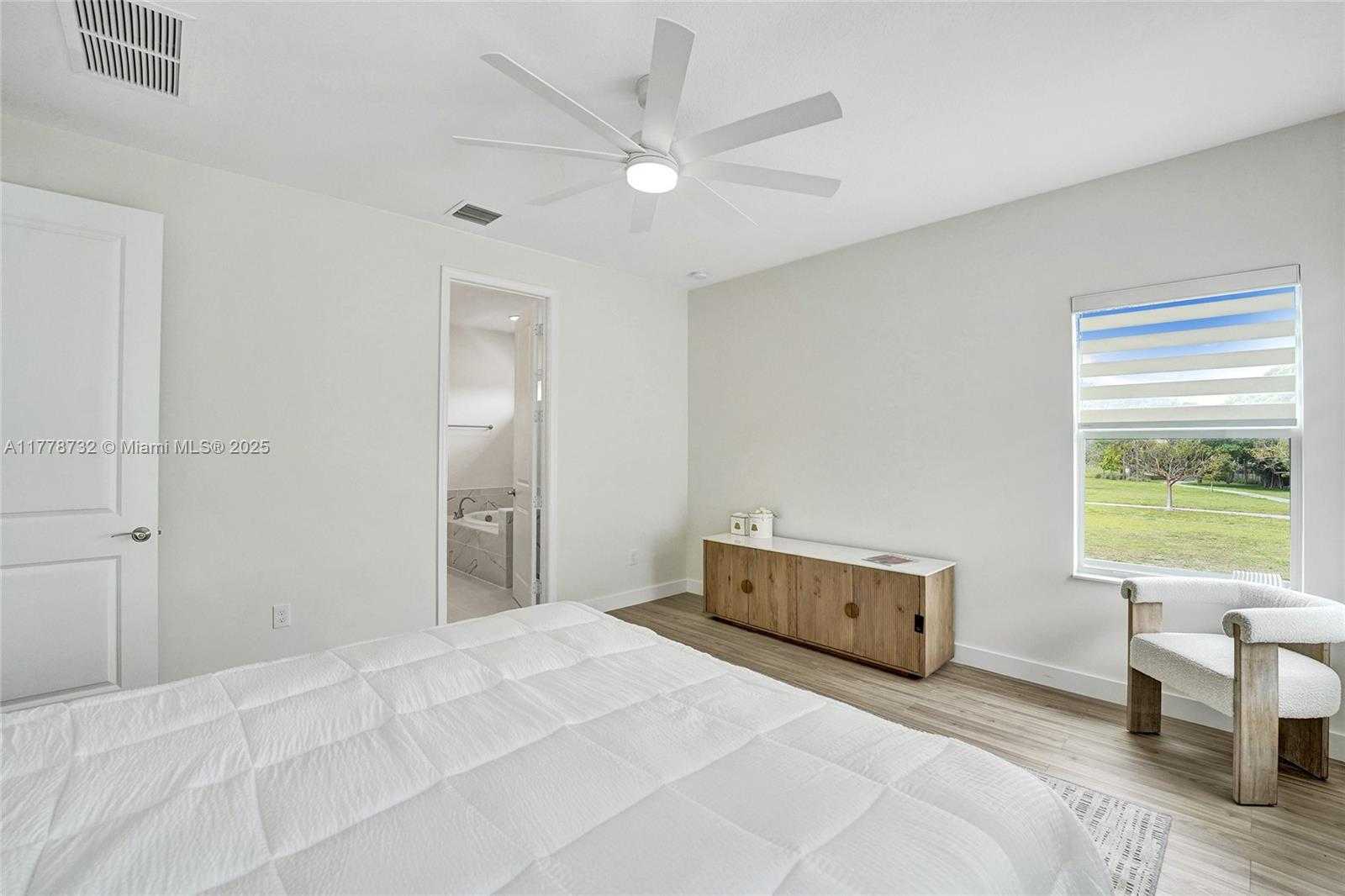 Small Image of 1348 SILK OAK DR, Hollywood Number 37