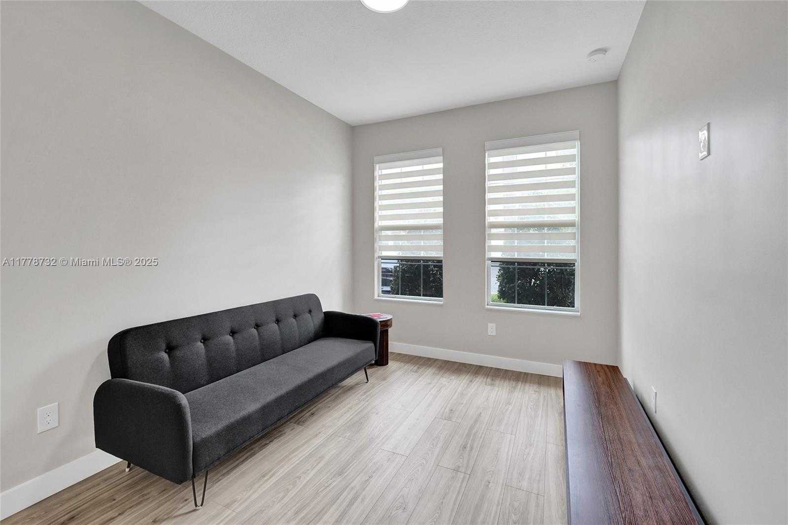 Small Image of 1348 SILK OAK DR, Hollywood Number 4