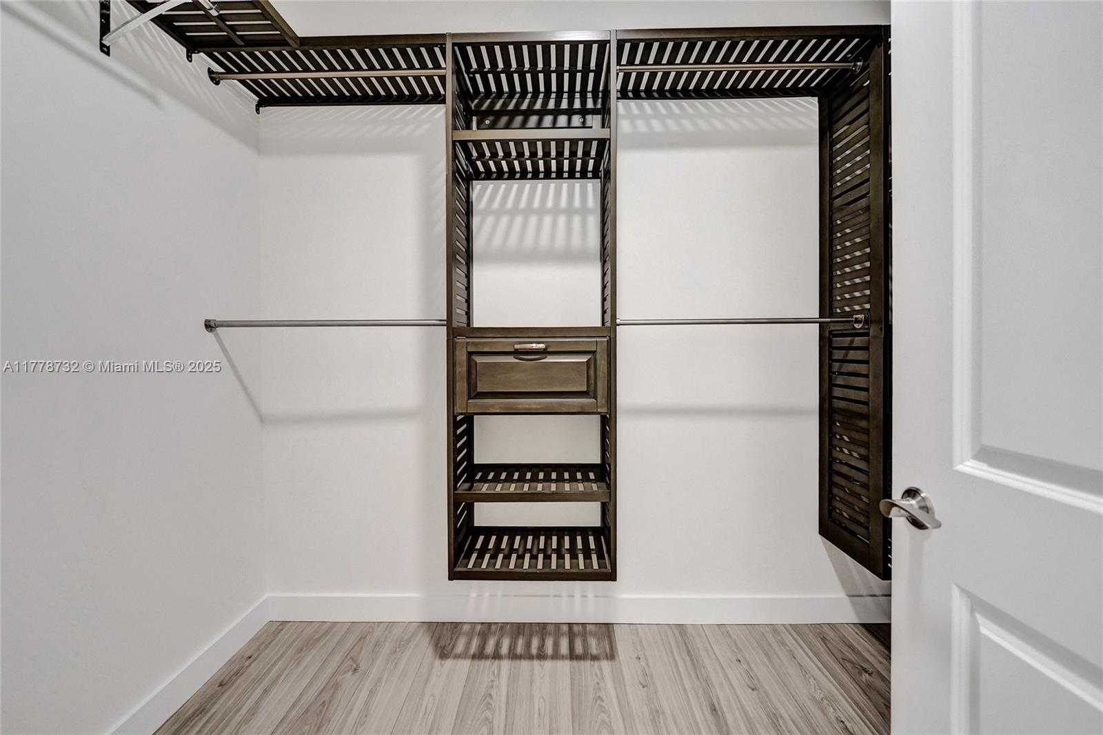 Small Image of 1348 SILK OAK DR, Hollywood Number 41