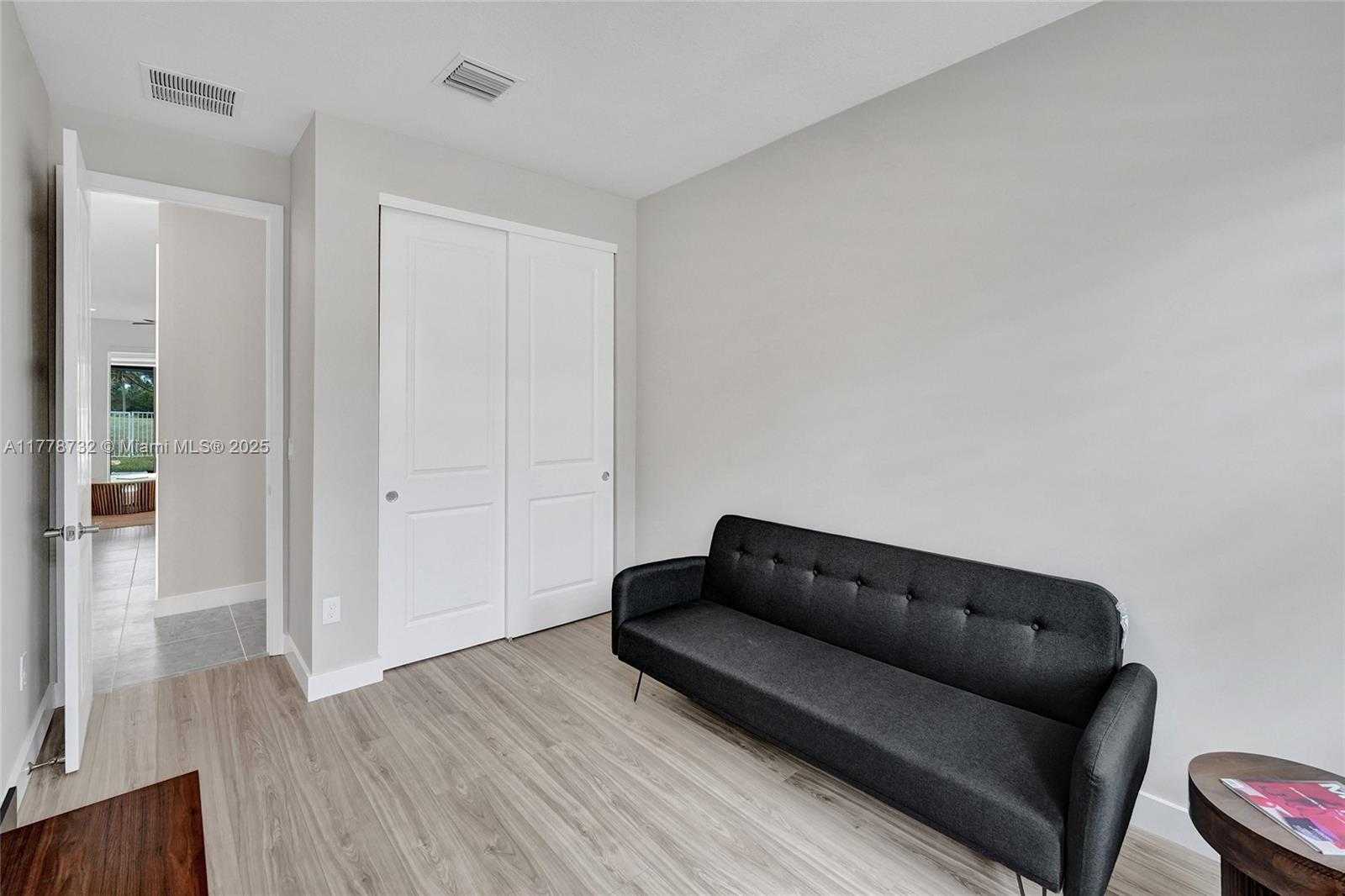 Small Image of 1348 SILK OAK DR, Hollywood Number 5