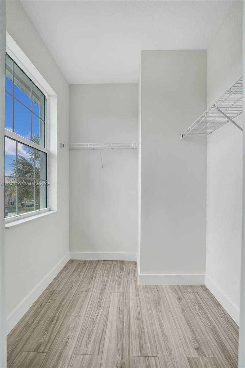 Small Image of 1348 SILK OAK DR, Hollywood Number 51
