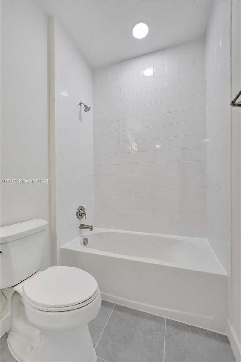 Small Image of 1348 SILK OAK DR, Hollywood Number 55