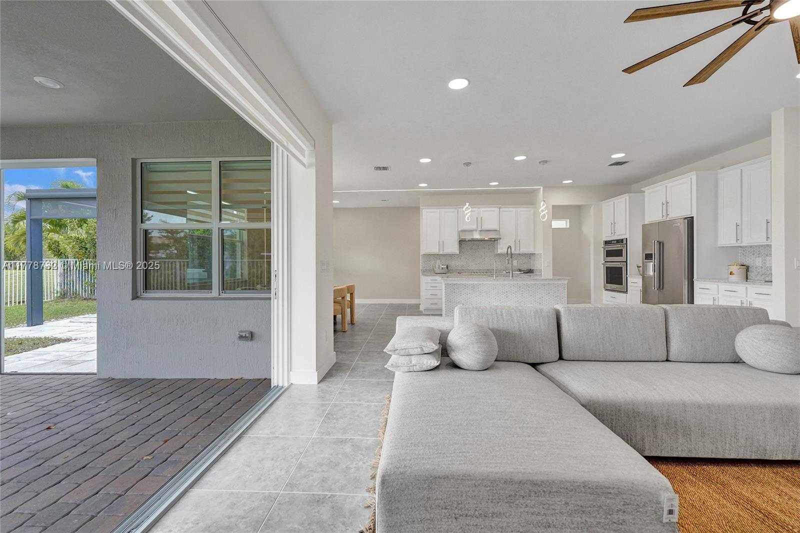 Small Image of 1348 SILK OAK DR, Hollywood Number 63