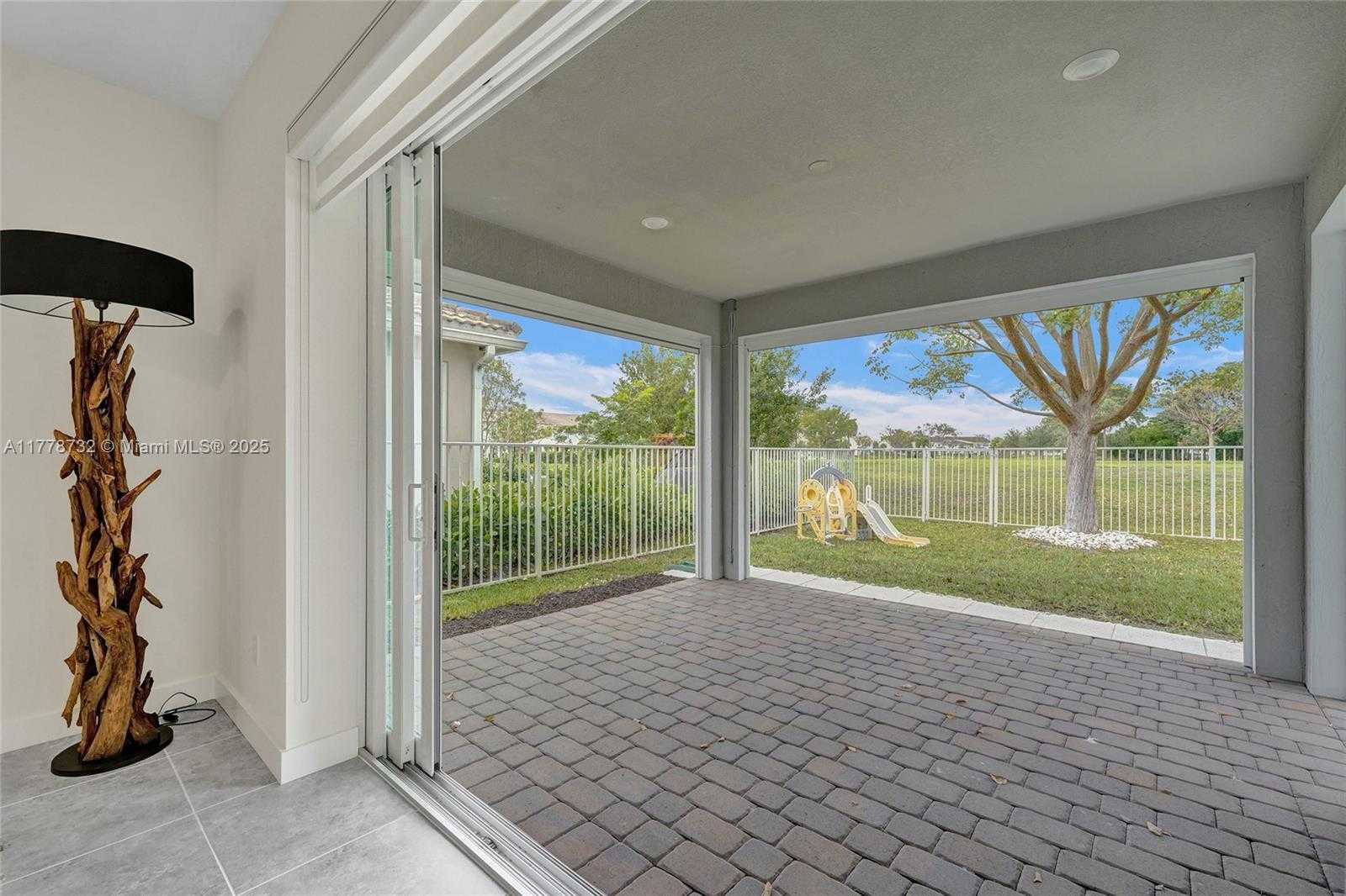 Small Image of 1348 SILK OAK DR, Hollywood Number 64