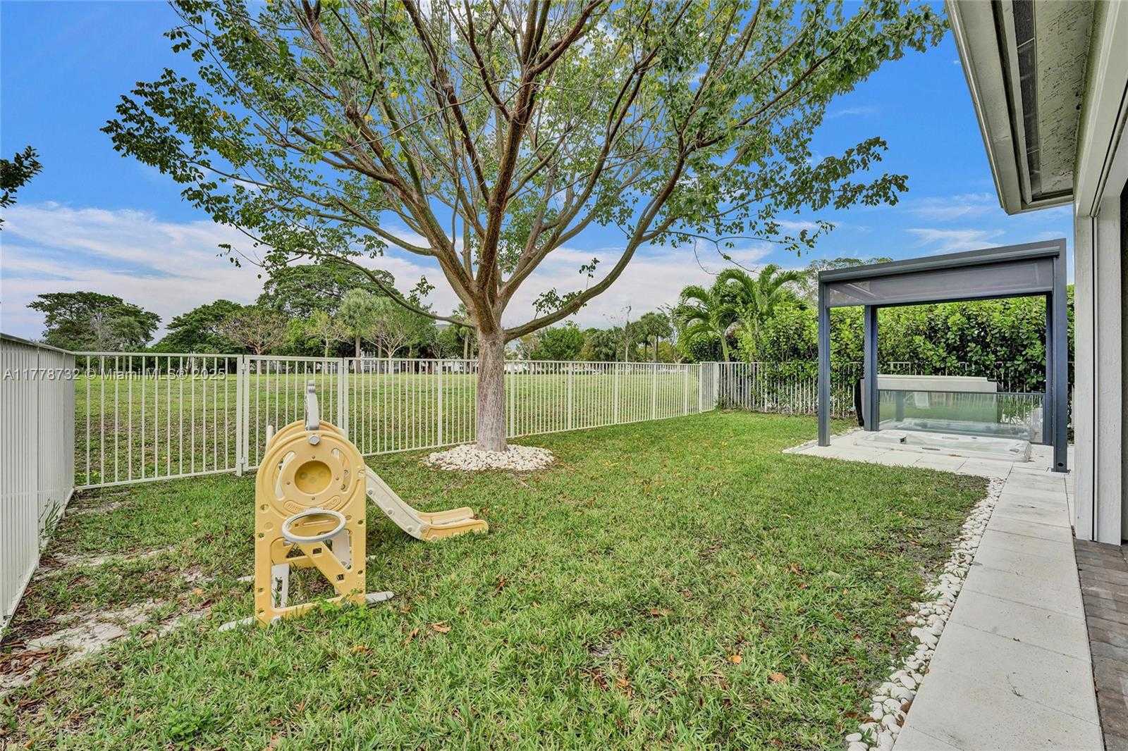 Small Image of 1348 SILK OAK DR, Hollywood Number 68