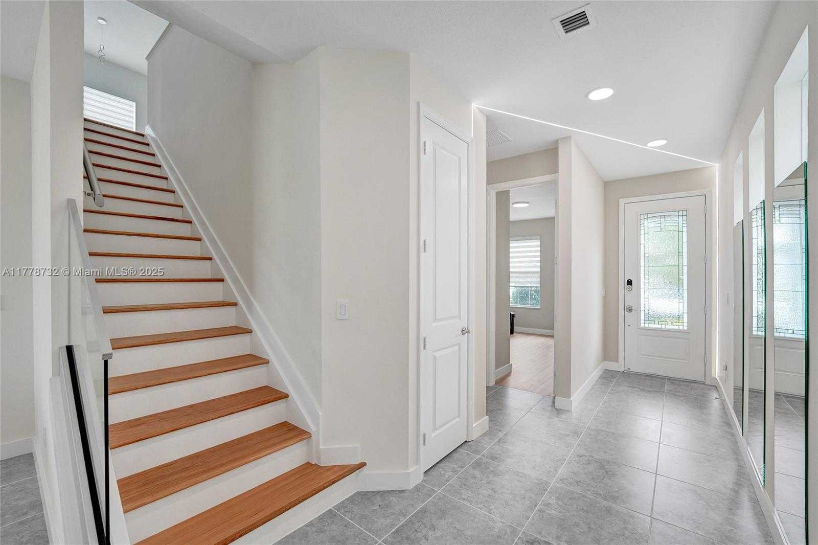 Small Image of 1348 SILK OAK DR, Hollywood Number 7