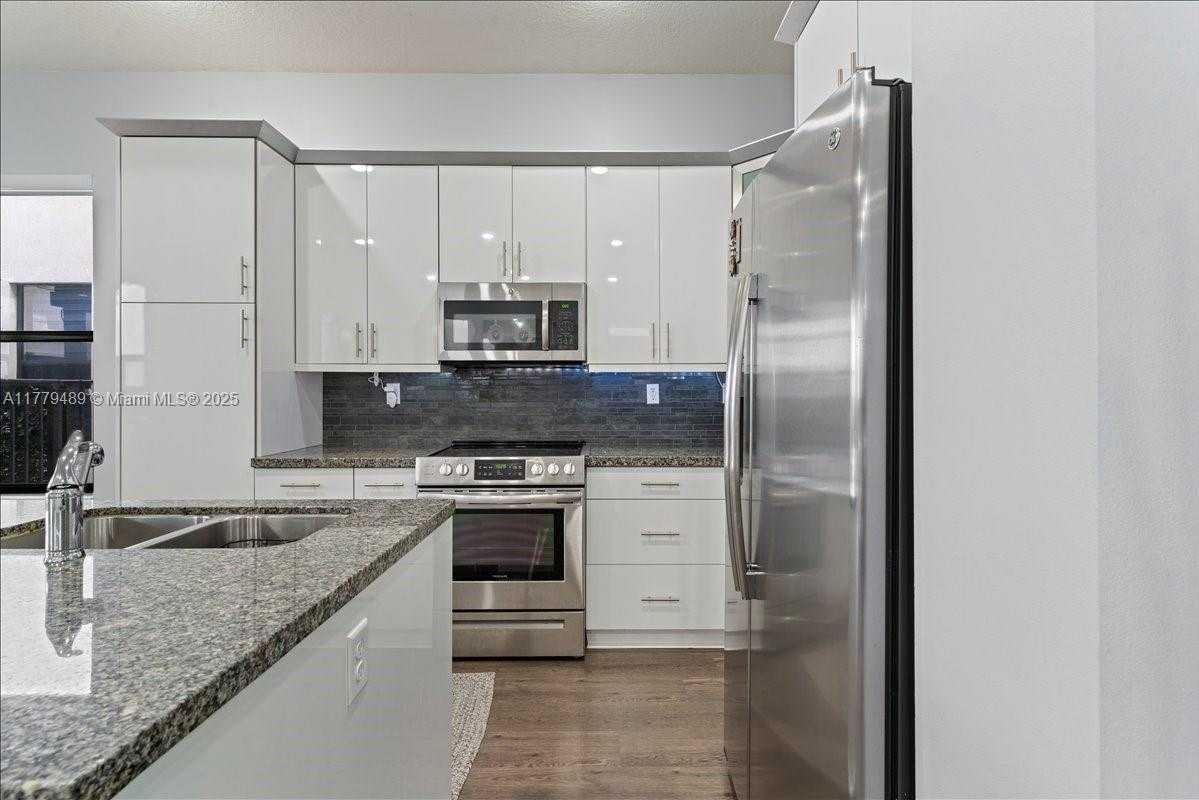 Small Image of 9786 WEST 34TH AVE, Hialeah Number 12