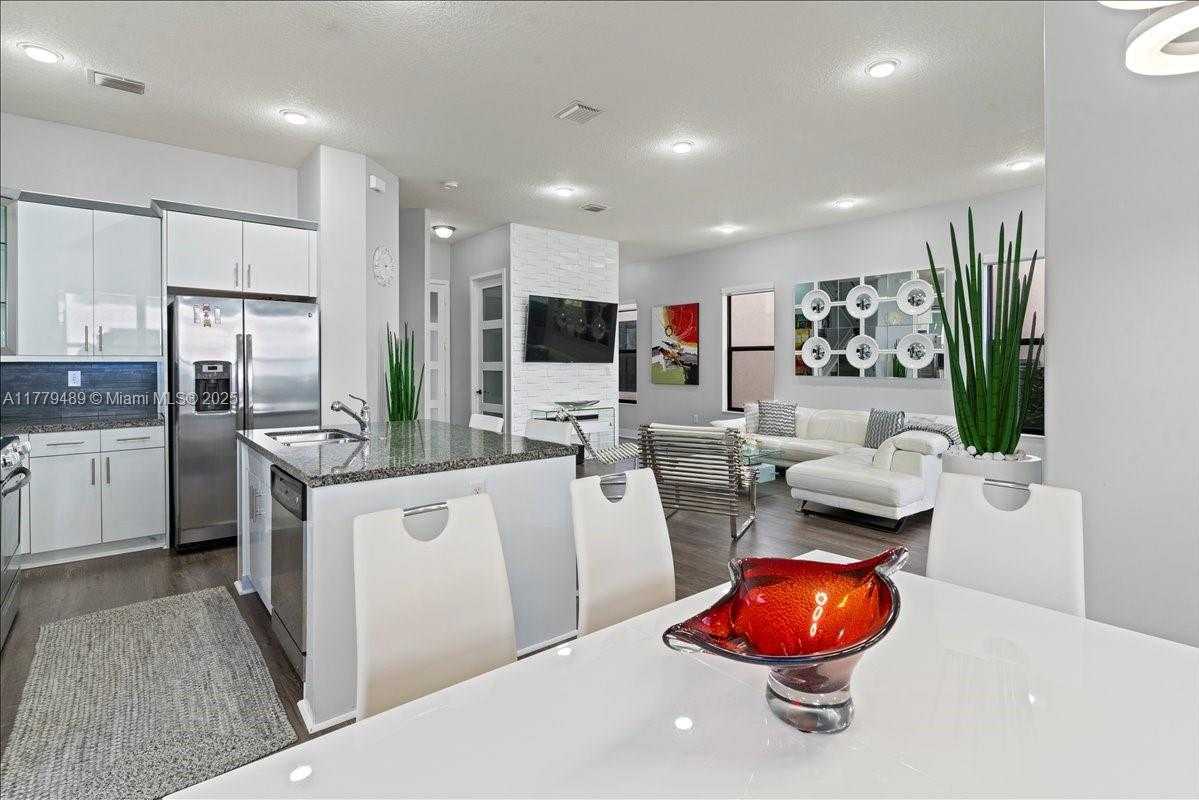 Small Image of 9786 WEST 34TH AVE, Hialeah Number 14