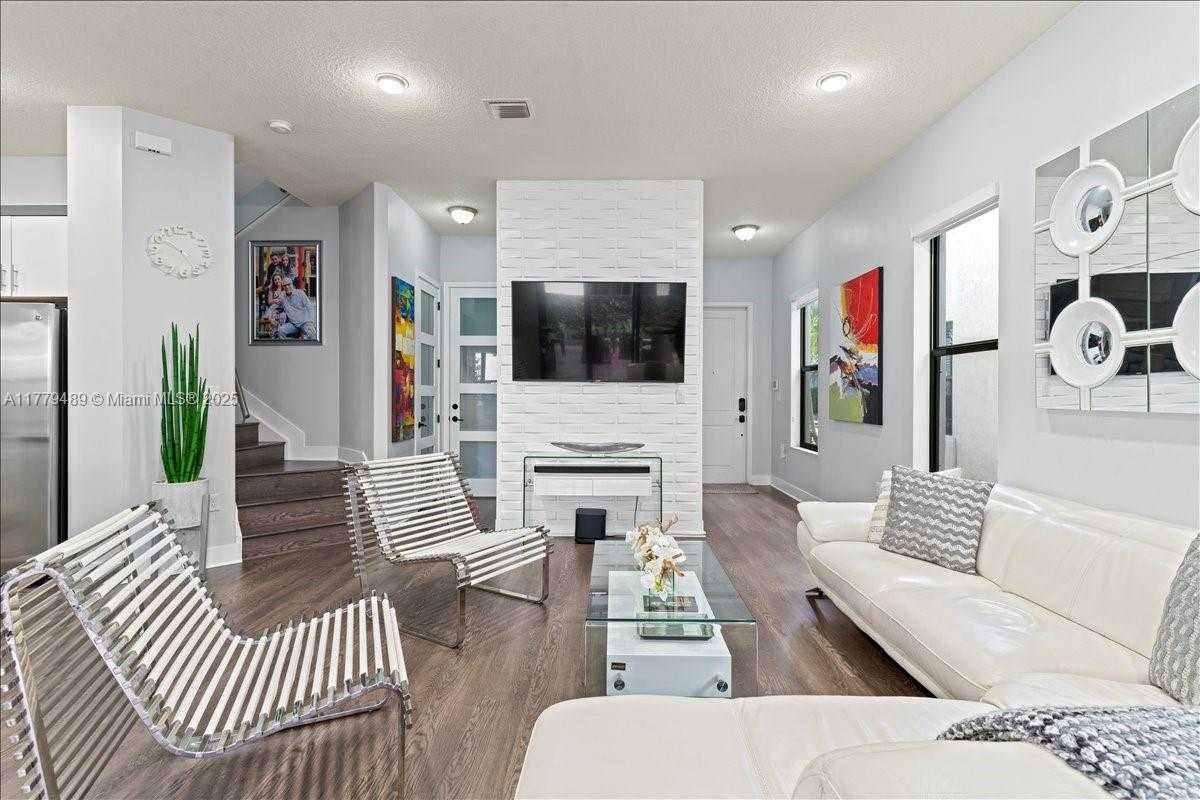 Small Image of 9786 WEST 34TH AVE, Hialeah Number 3