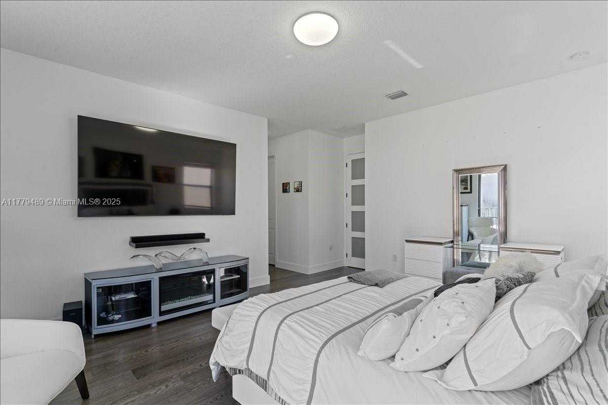 Small Image of 9786 WEST 34TH AVE, Hialeah Number 37