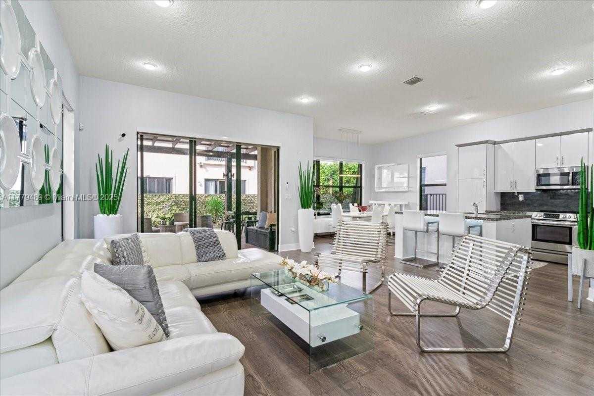 Small Image of 9786 WEST 34TH AVE, Hialeah Number 4