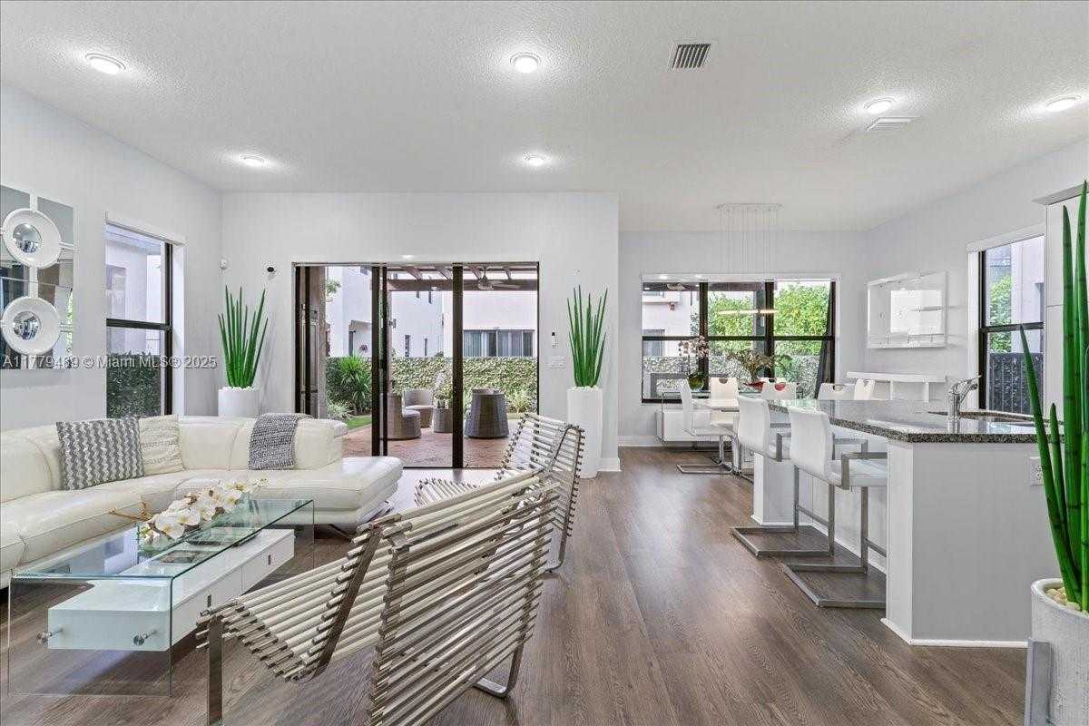 Small Image of 9786 WEST 34TH AVE, Hialeah Number 5