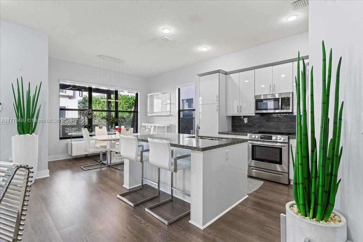Small Image of 9786 WEST 34TH AVE, Hialeah Number 6