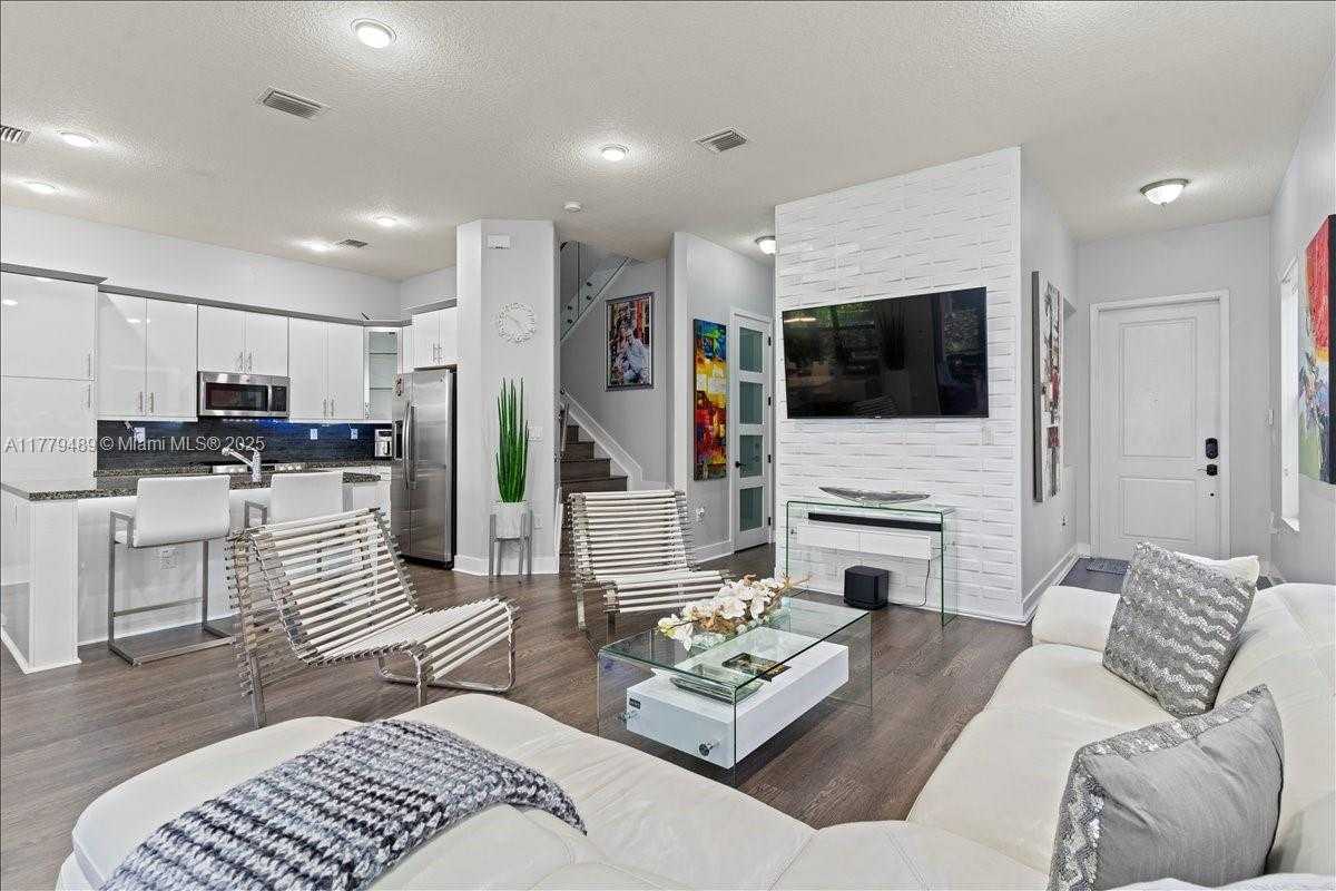 Small Image of 9786 WEST 34TH AVE, Hialeah Number 7