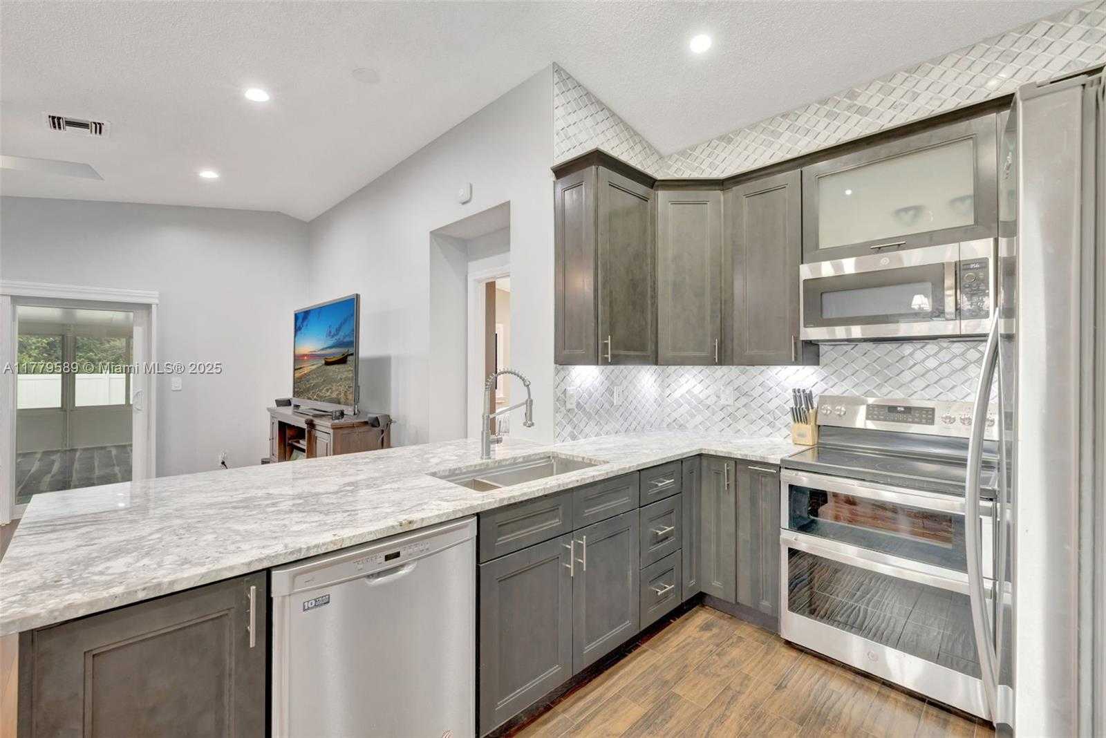 Small Image of 4613 SOUTH WEST 12TH ST, Deerfield Beach Number 13