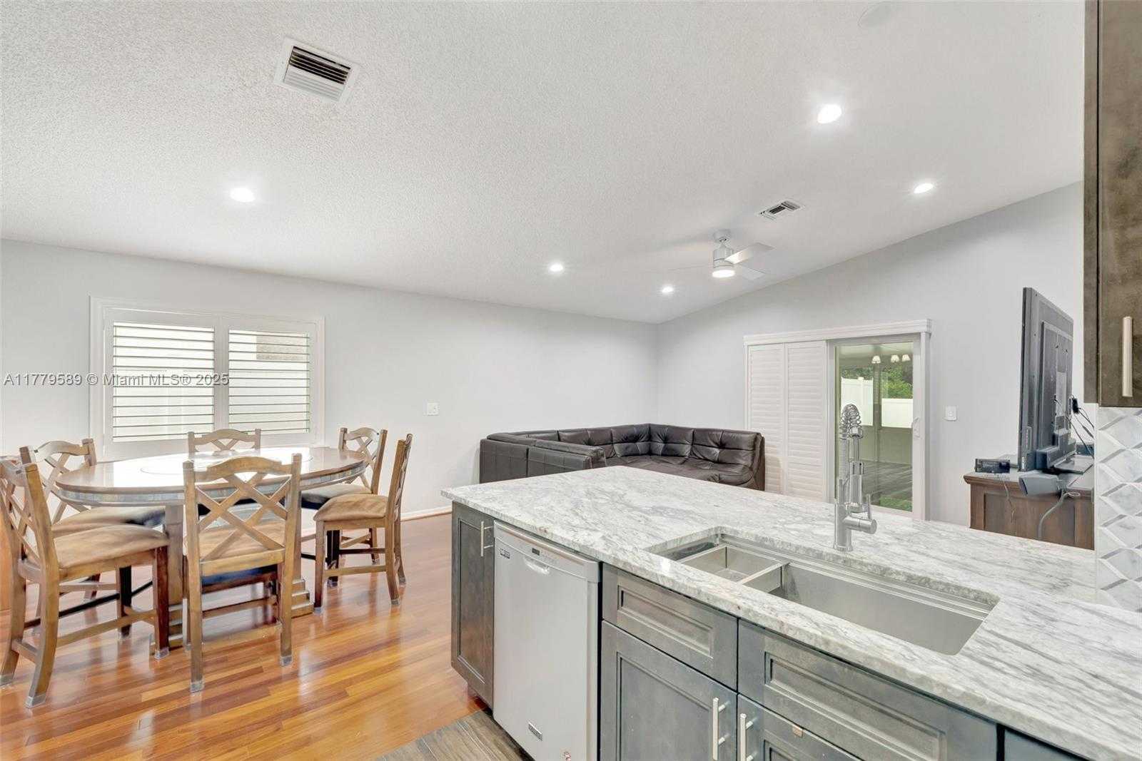 Small Image of 4613 SOUTH WEST 12TH ST, Deerfield Beach Number 16