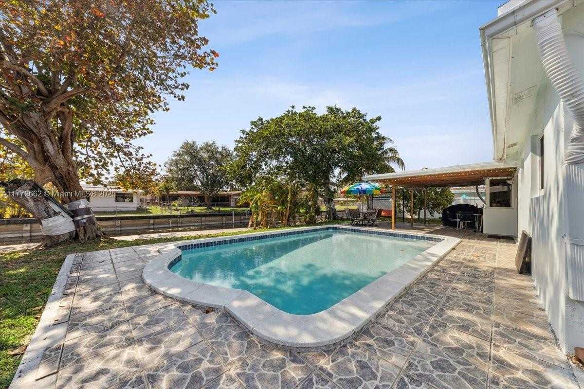 Small Image of 1625 EAST RIVER DR, Margate Number 16