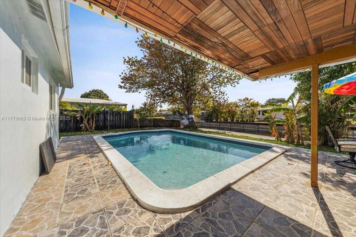 Small Image of 1625 EAST RIVER DR, Margate Number 17