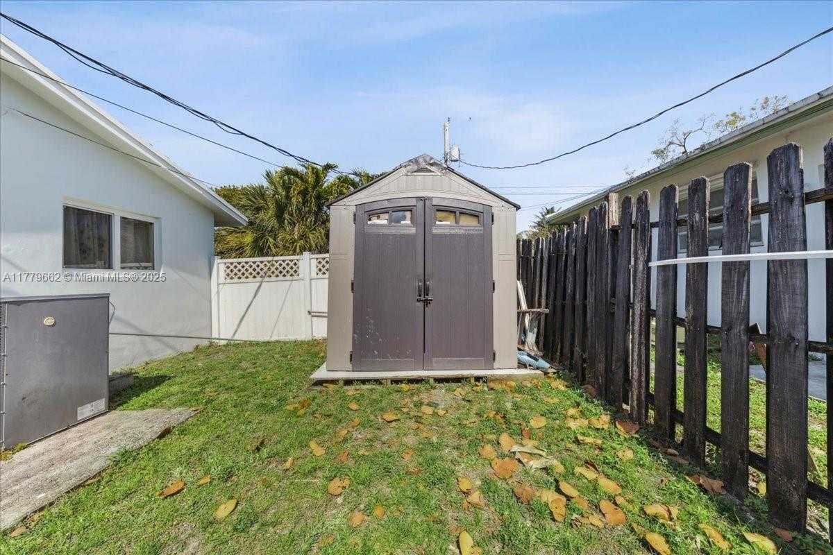 Small Image of 1625 EAST RIVER DR, Margate Number 25