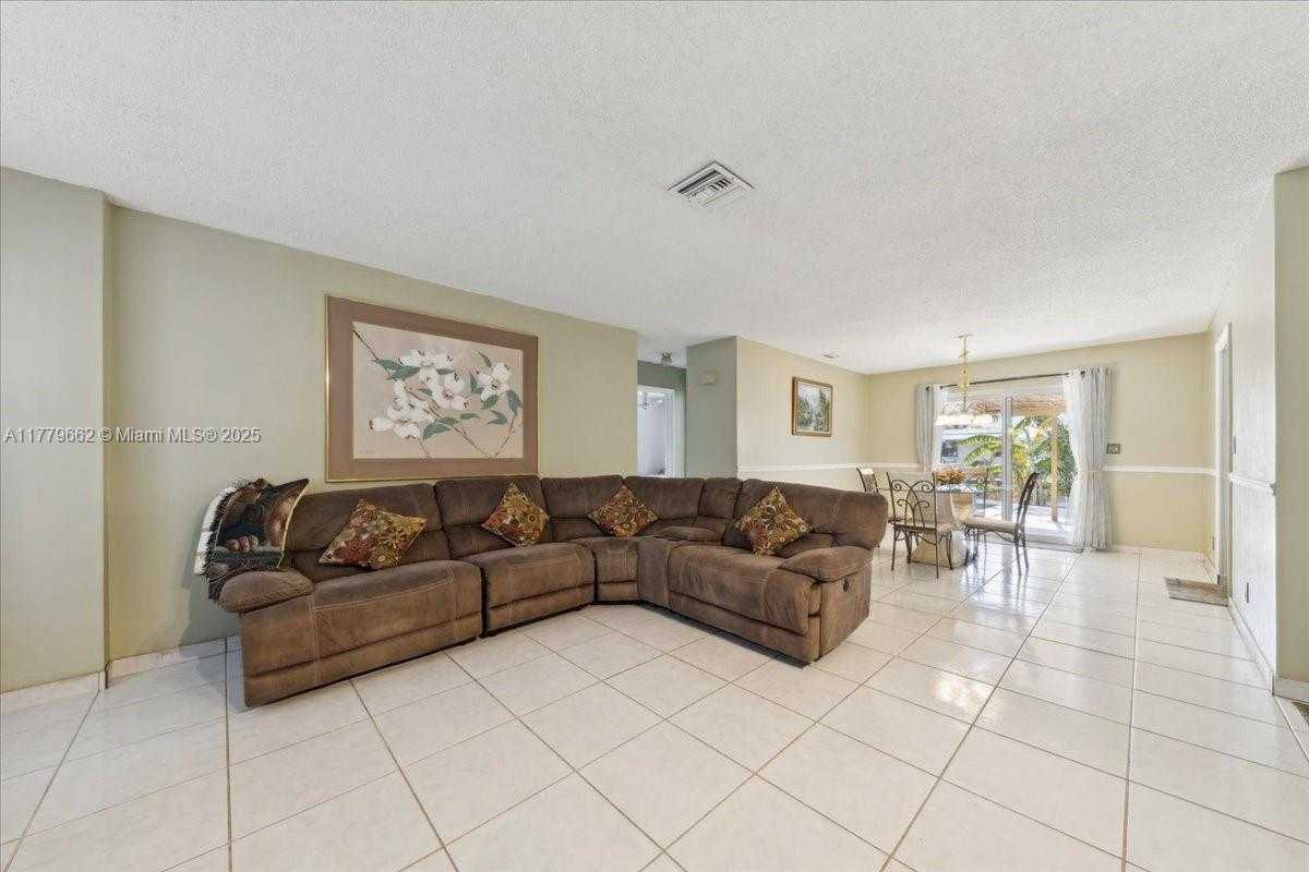 Small Image of 1625 EAST RIVER DR, Margate Number 26
