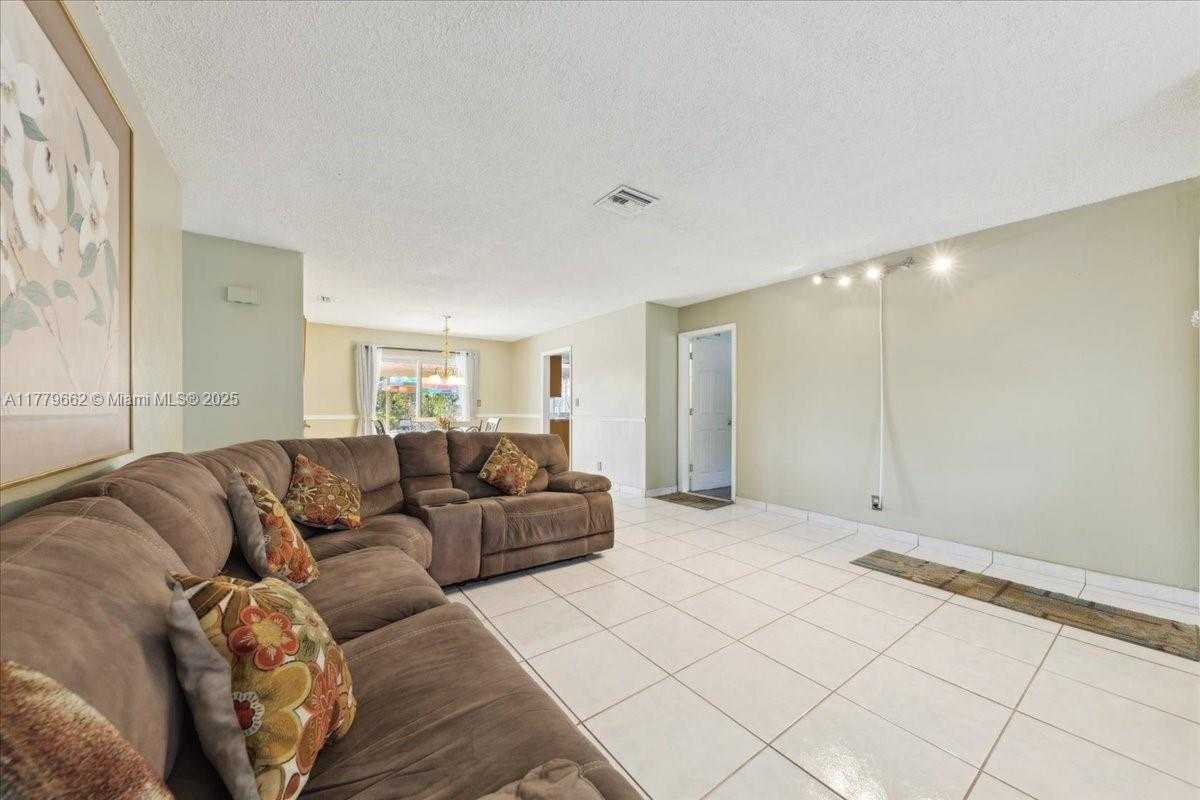 Small Image of 1625 EAST RIVER DR, Margate Number 28