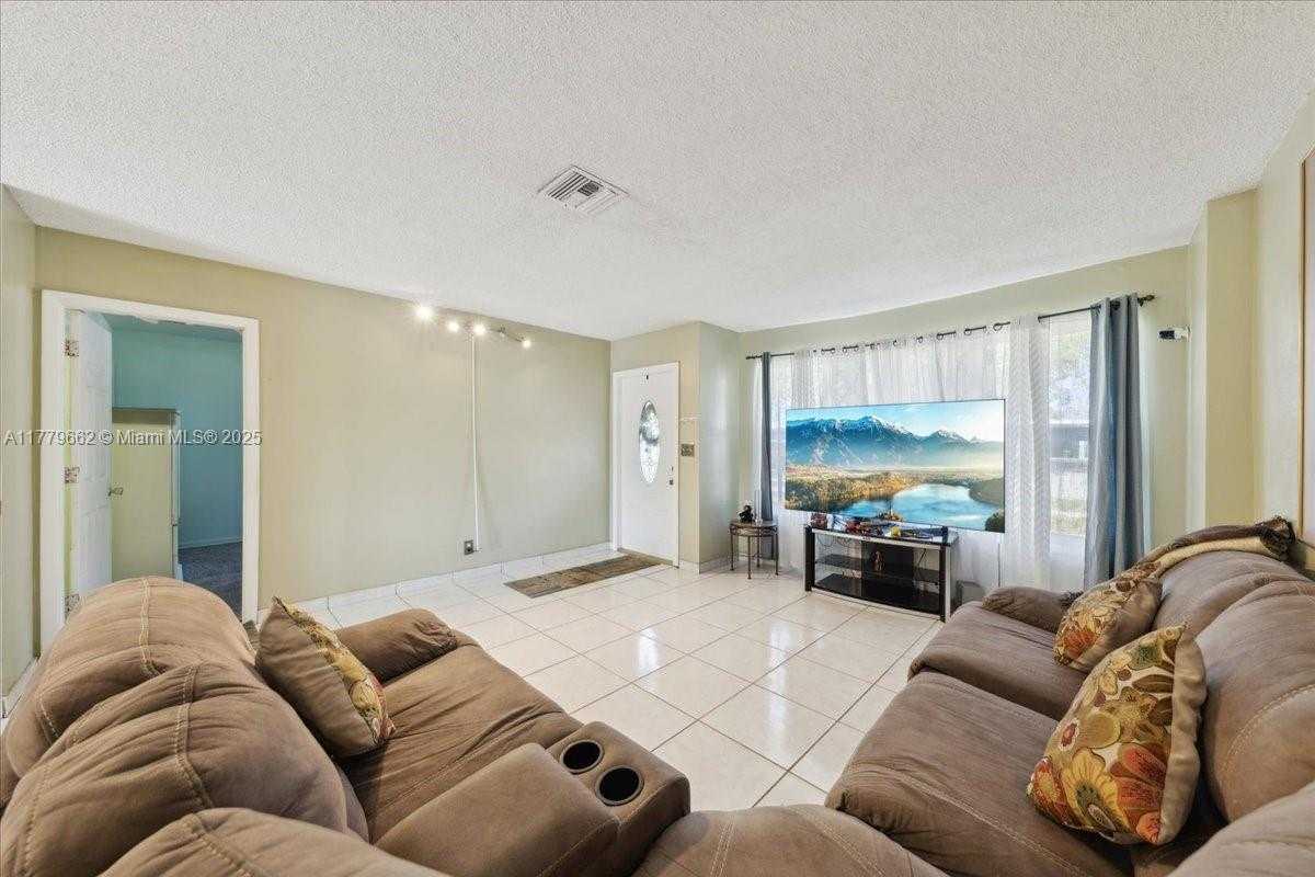Small Image of 1625 EAST RIVER DR, Margate Number 29