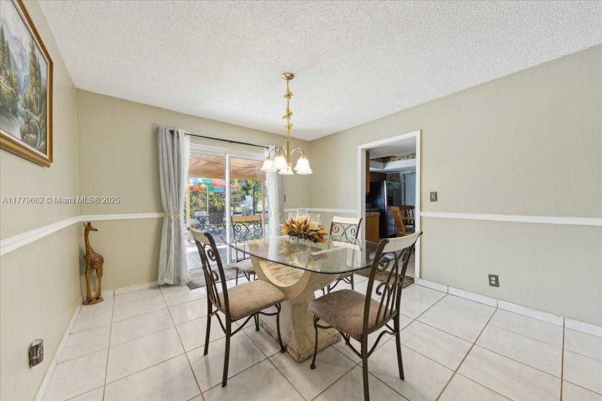 Small Image of 1625 EAST RIVER DR, Margate Number 30