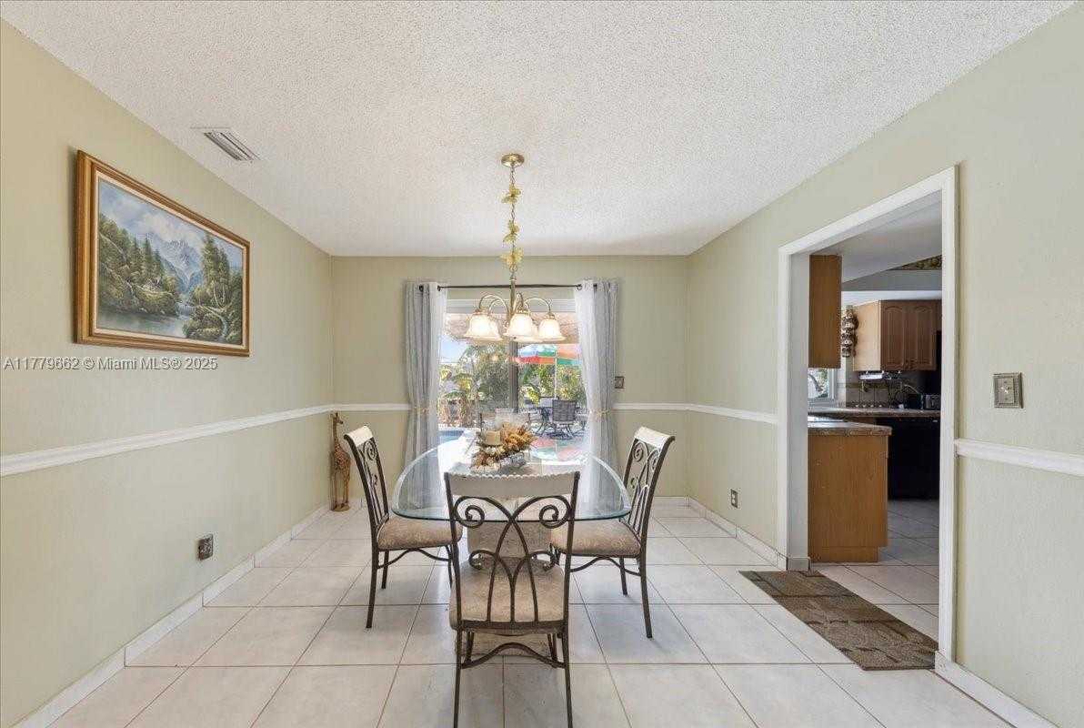 Small Image of 1625 EAST RIVER DR, Margate Number 31