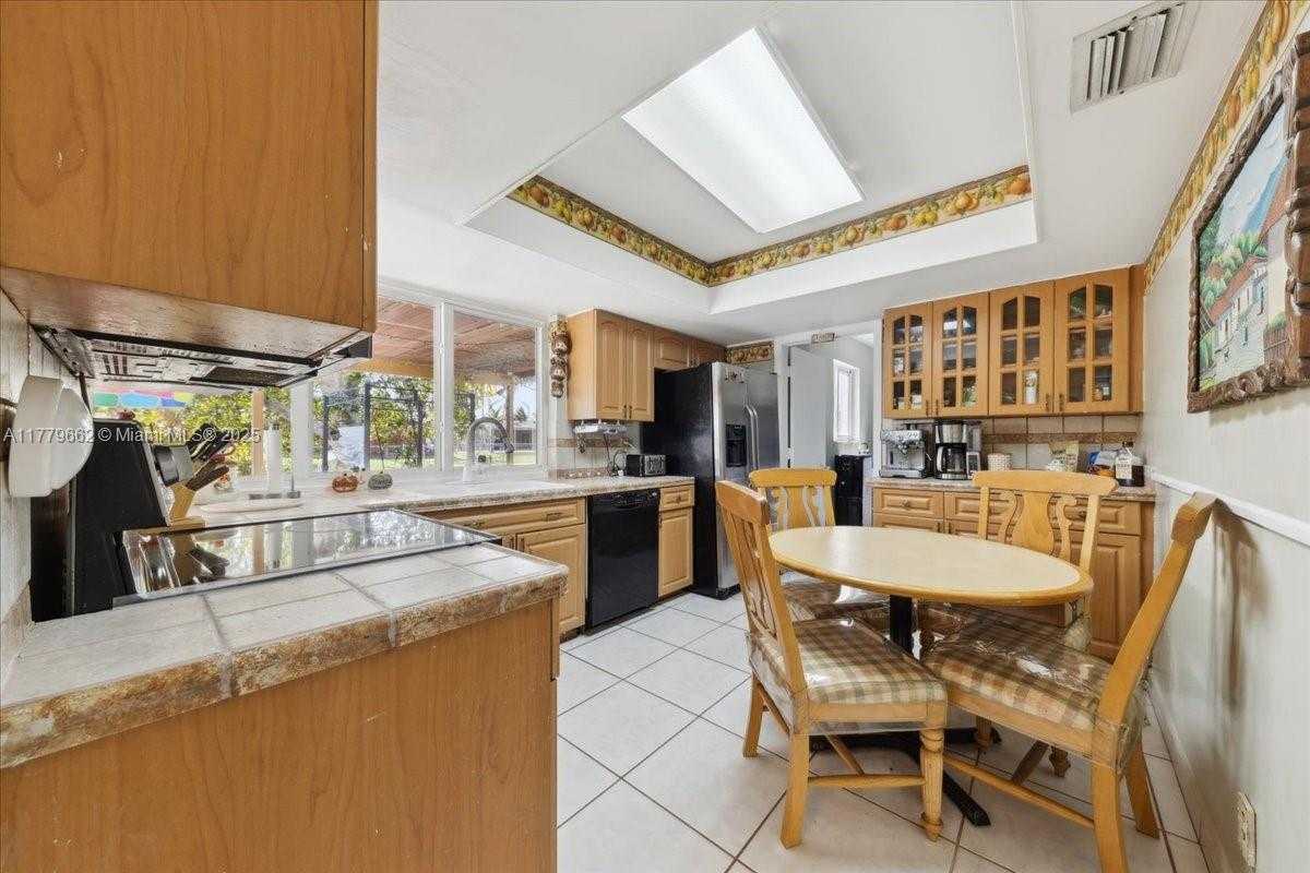 Small Image of 1625 EAST RIVER DR, Margate Number 36