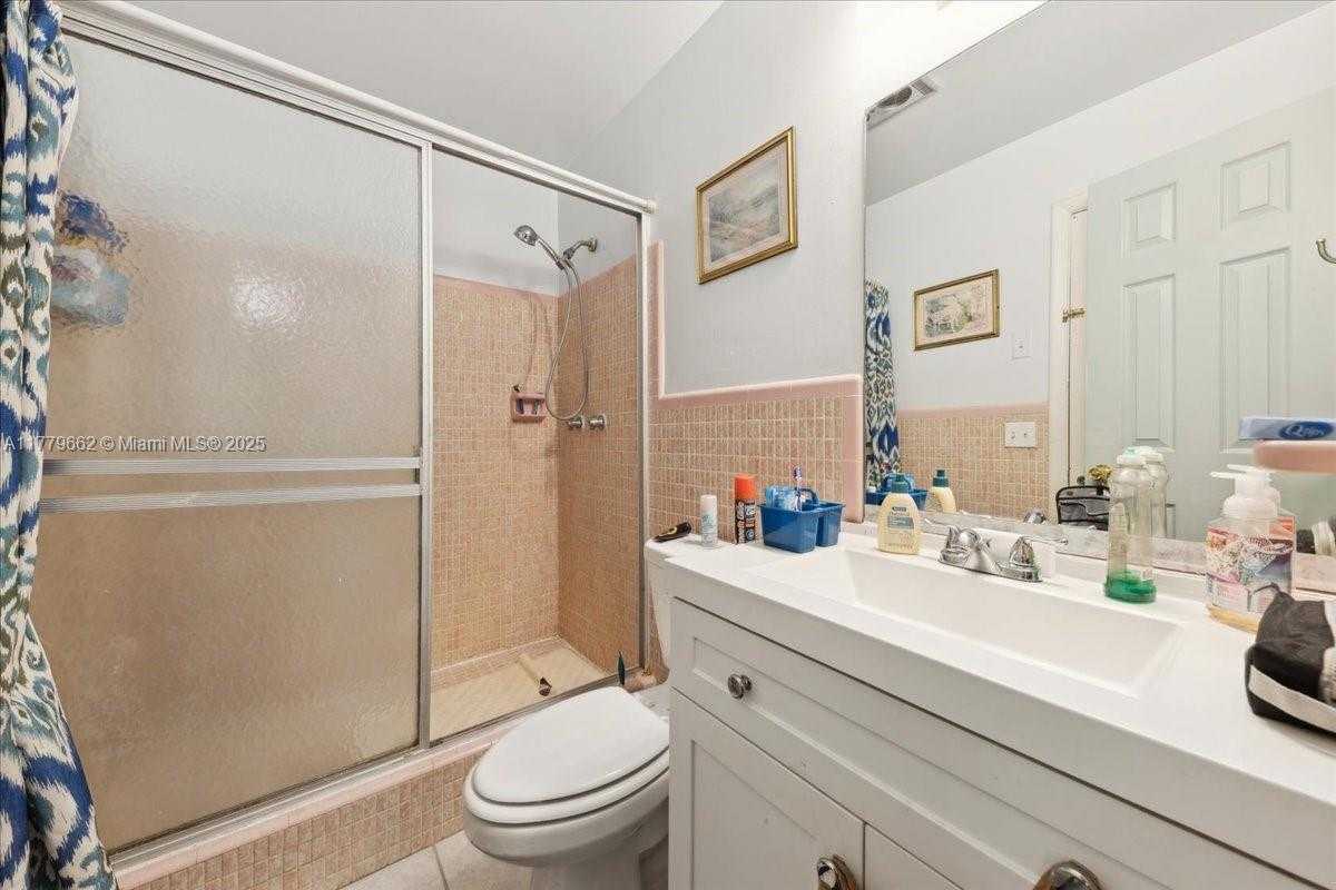 Small Image of 1625 EAST RIVER DR, Margate Number 54