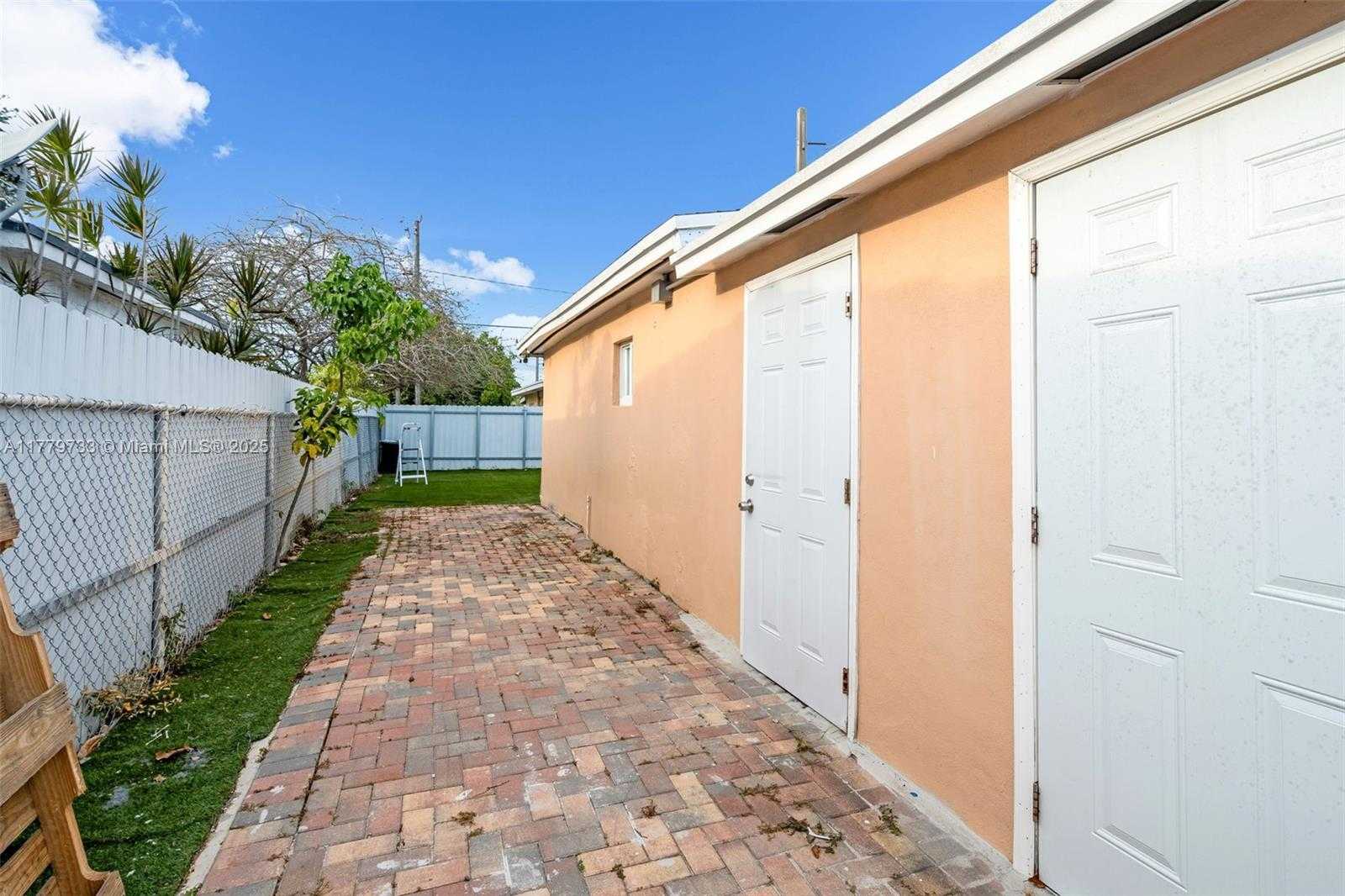 Small Image of 3201 NORTH WEST 98TH ST, Miami Number 17