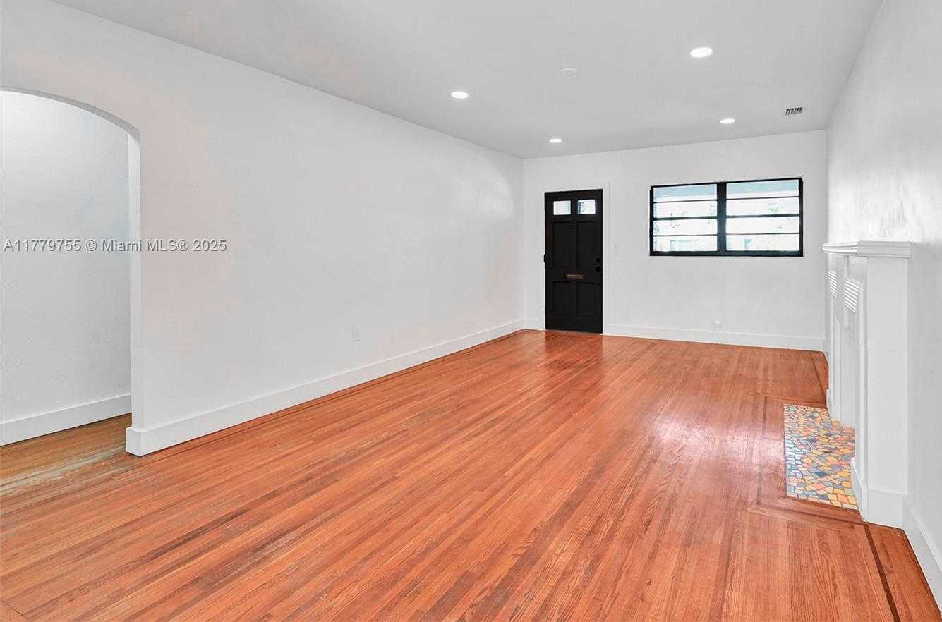 Small Image of 9173 BYRON AVE, Surfside Number 12