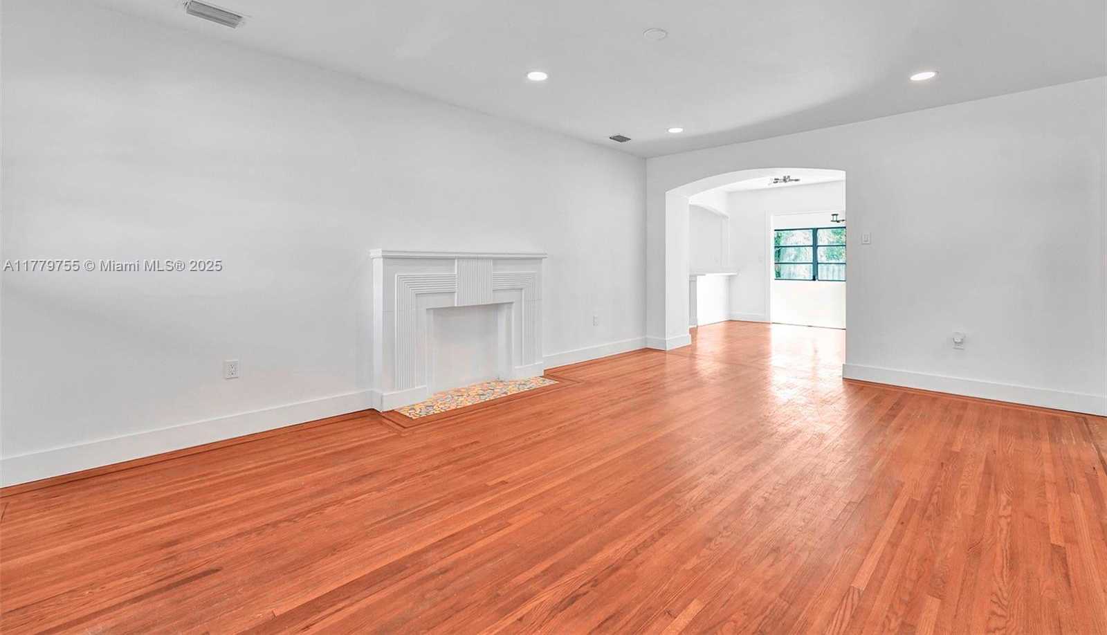 Small Image of 9173 BYRON AVE, Surfside Number 13