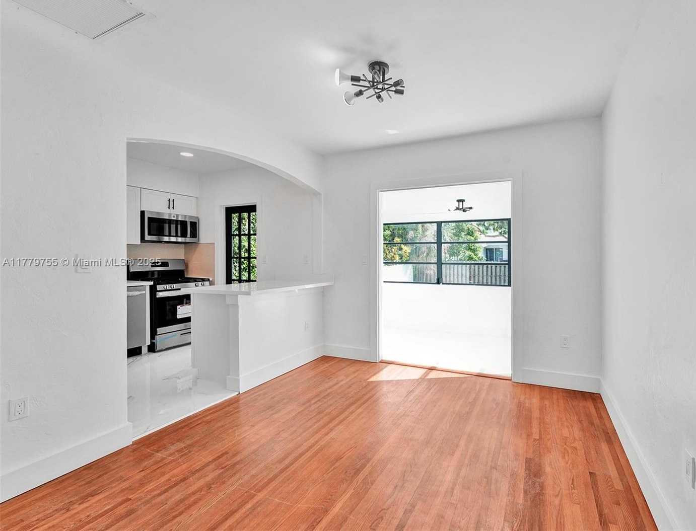 Small Image of 9173 BYRON AVE, Surfside Number 15