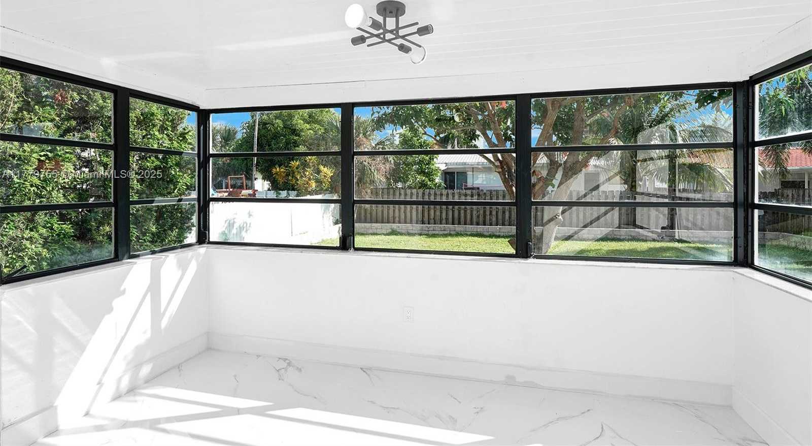 Small Image of 9173 BYRON AVE, Surfside Number 16