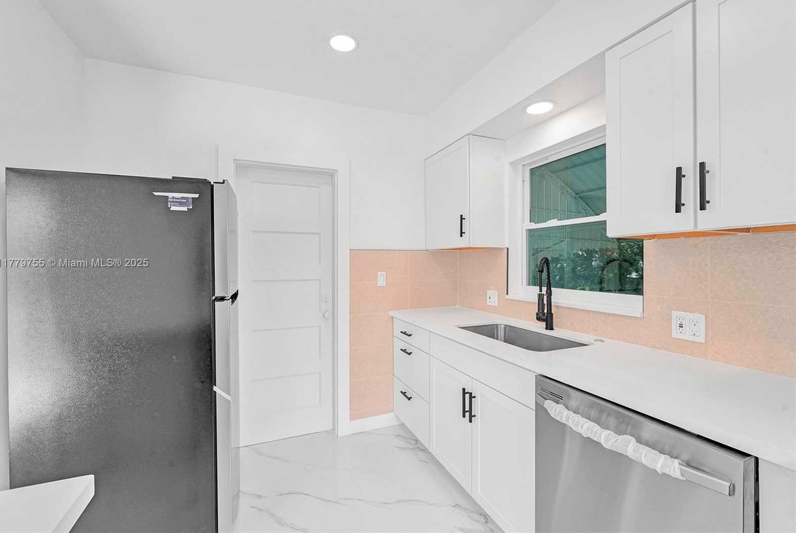 Small Image of 9173 BYRON AVE, Surfside Number 19