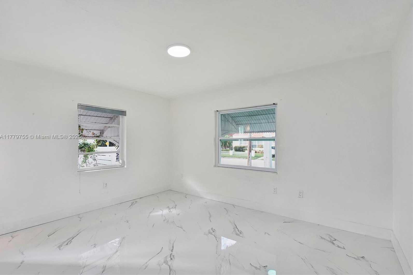 Small Image of 9173 BYRON AVE, Surfside Number 2