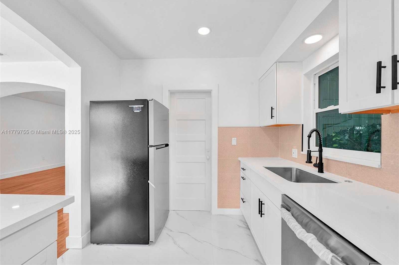 Small Image of 9173 BYRON AVE, Surfside Number 20