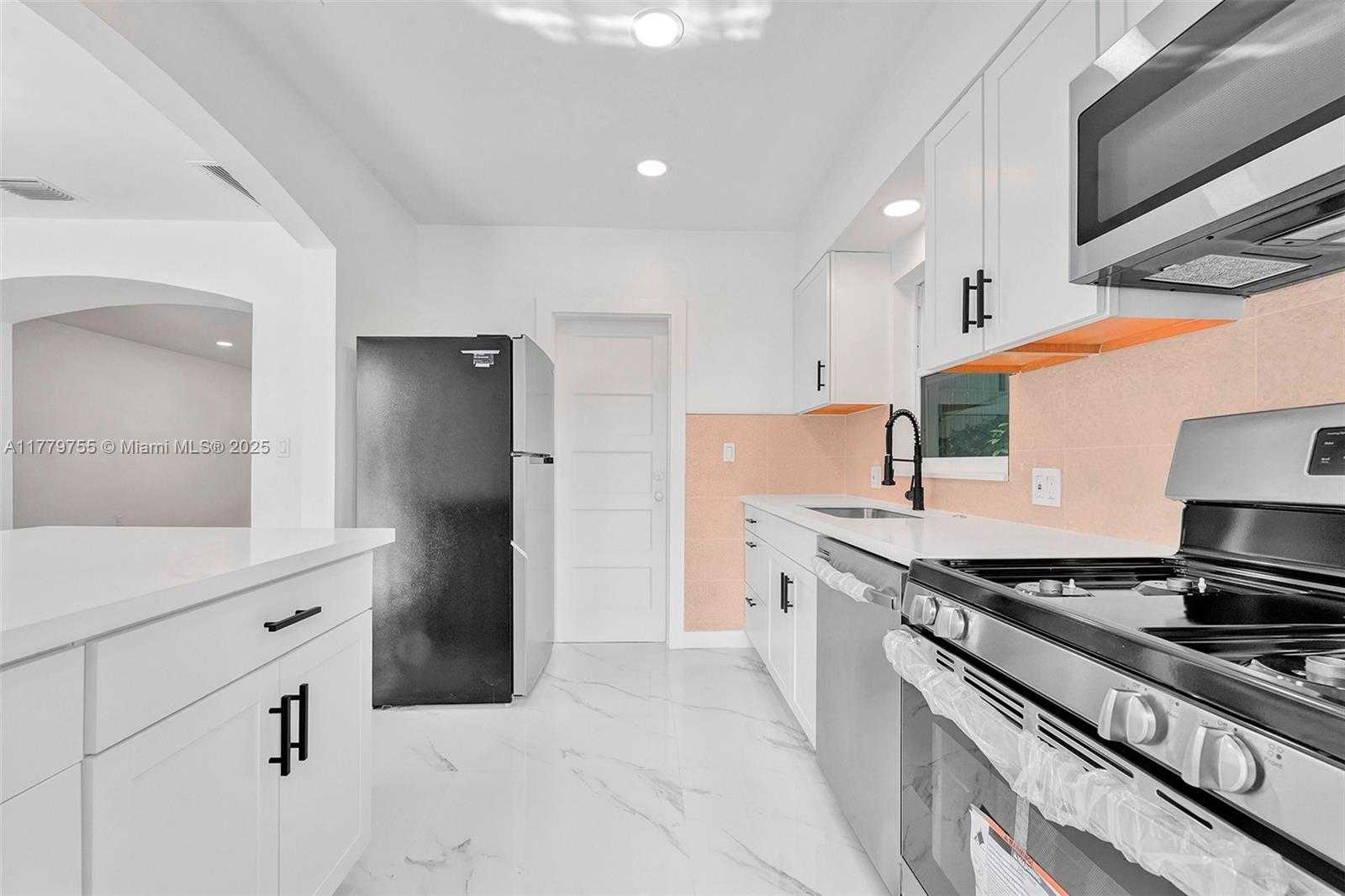 Small Image of 9173 BYRON AVE, Surfside Number 21