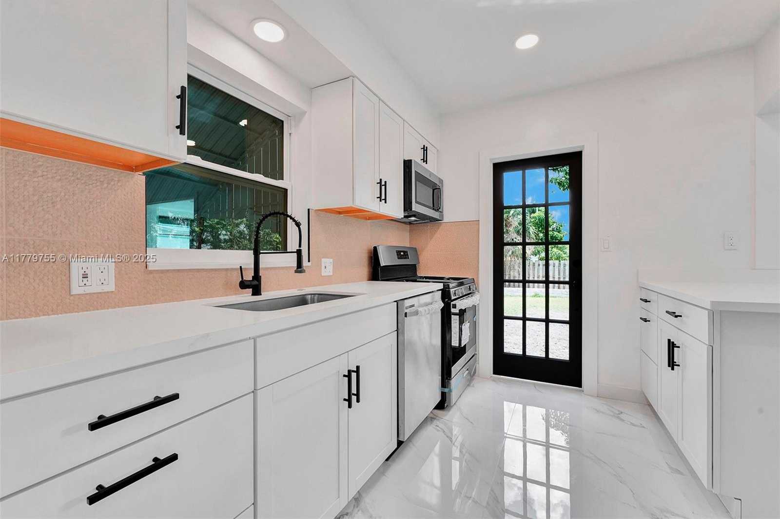 Small Image of 9173 BYRON AVE, Surfside Number 22