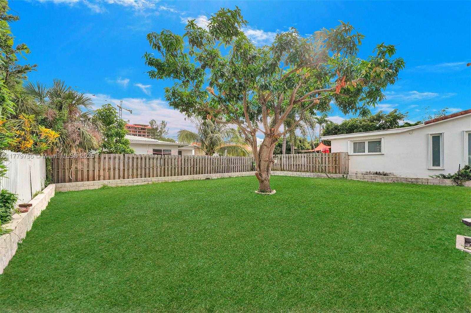 Small Image of 9173 BYRON AVE, Surfside Number 23