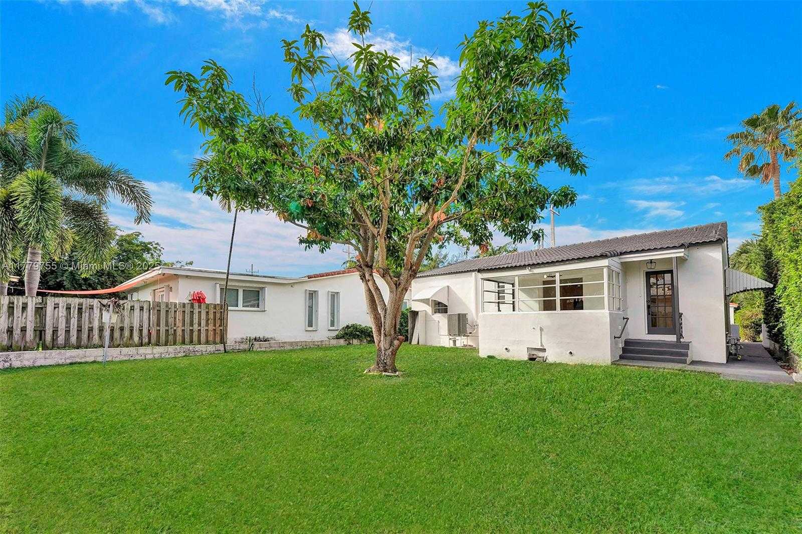 Small Image of 9173 BYRON AVE, Surfside Number 24