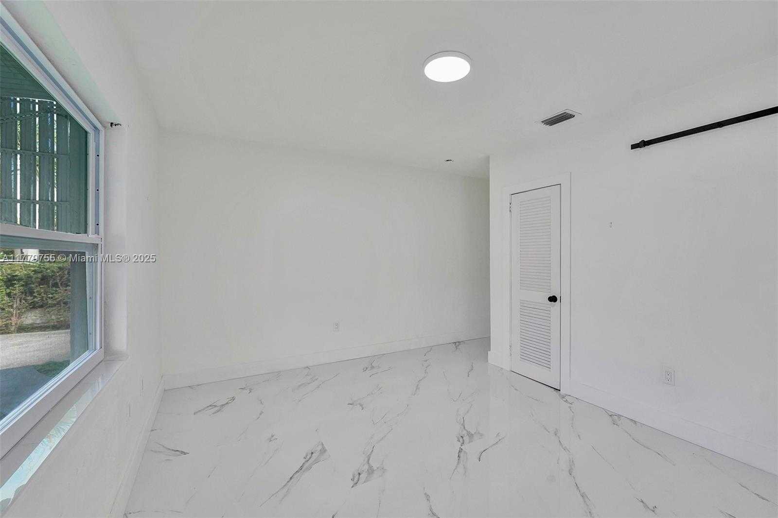 Small Image of 9173 BYRON AVE, Surfside Number 4