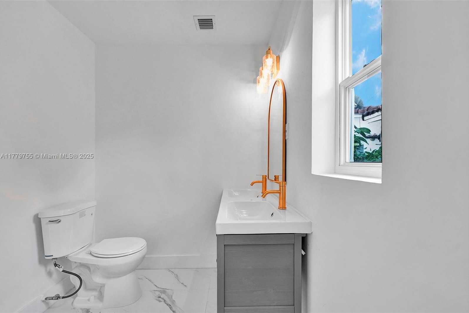 Small Image of 9173 BYRON AVE, Surfside Number 5
