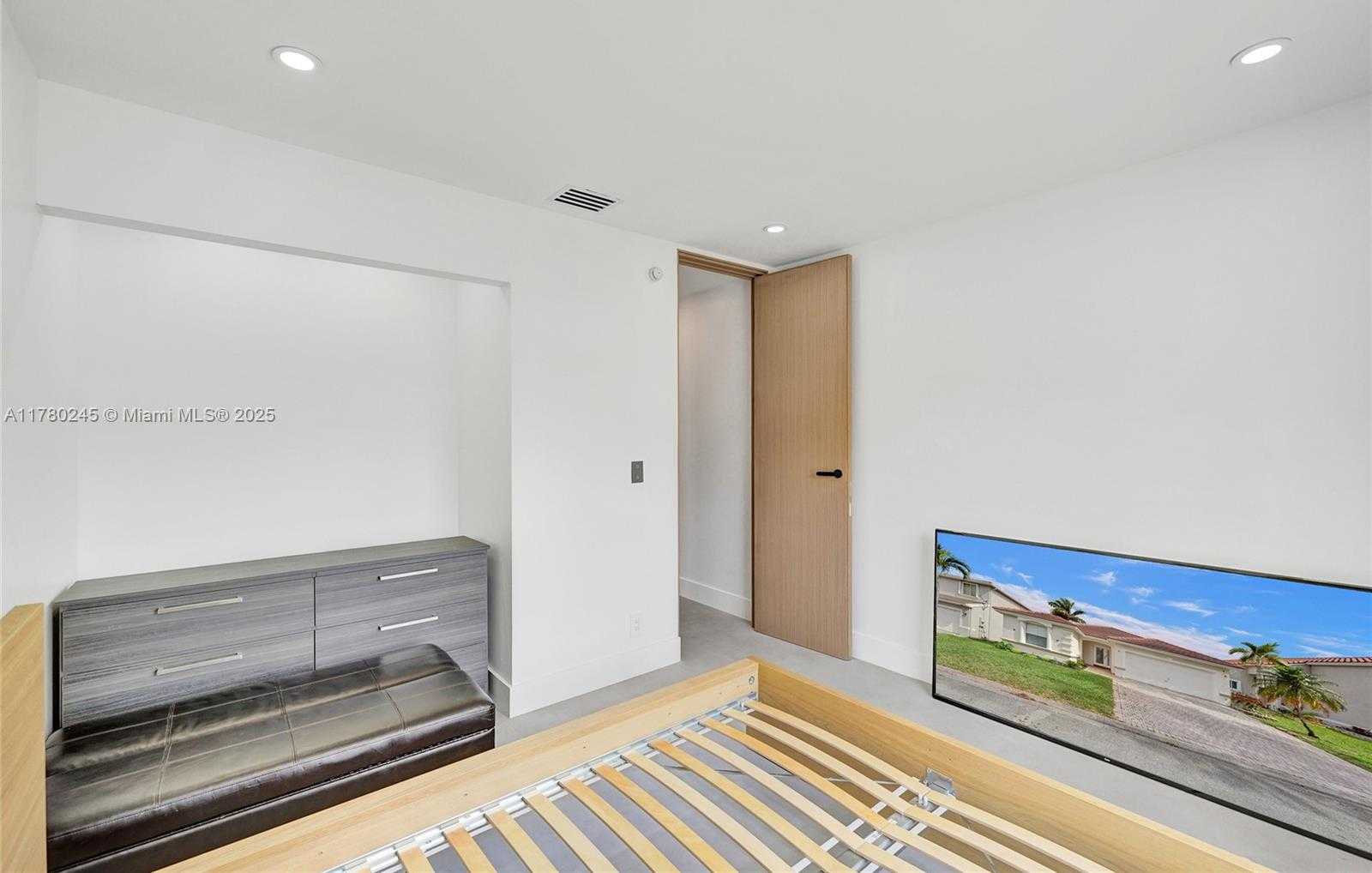 Small Image of 3371 SOUTH WEST 51ST ST, Hollywood Number 13