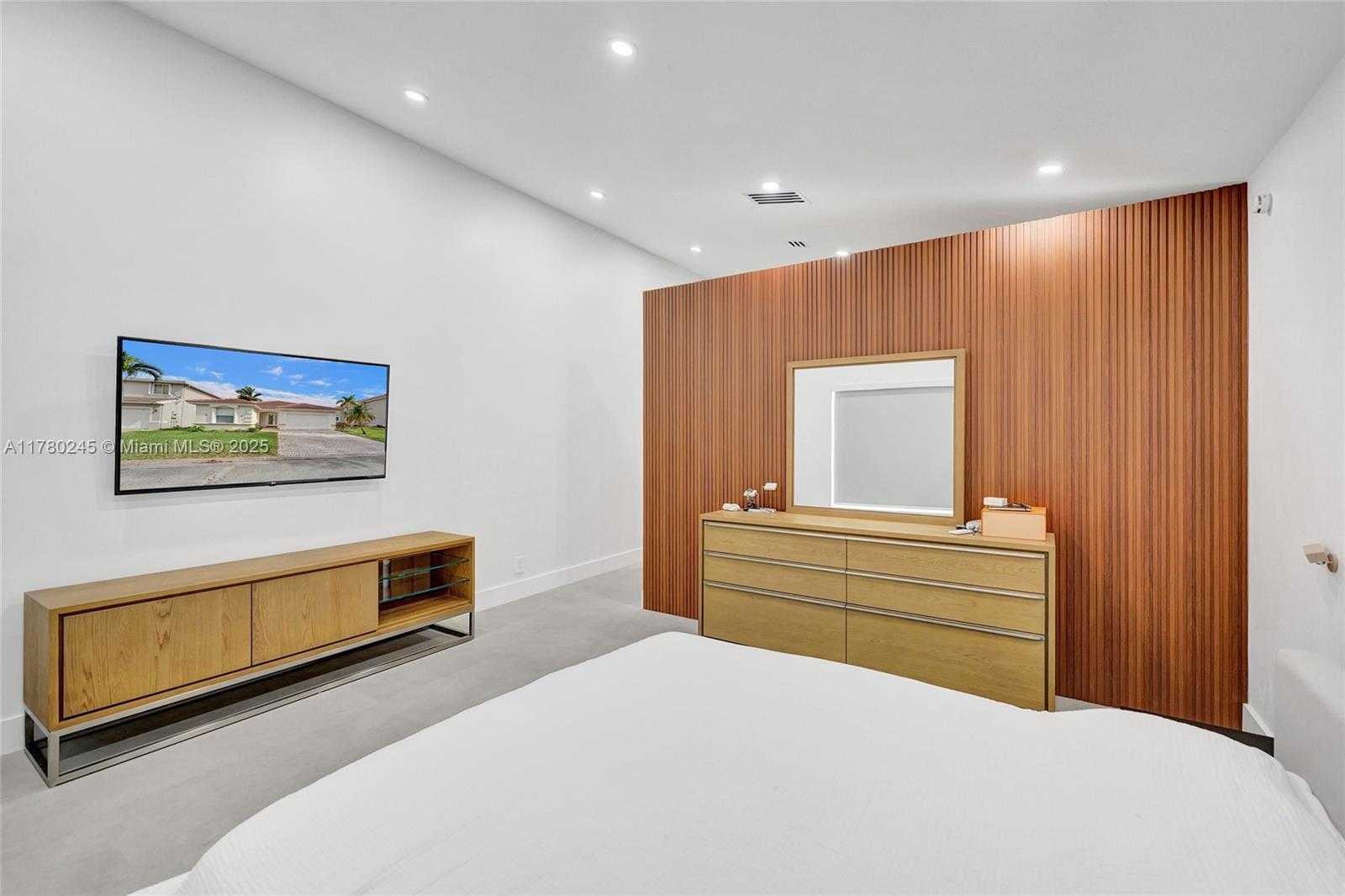 Small Image of 3371 SOUTH WEST 51ST ST, Hollywood Number 29